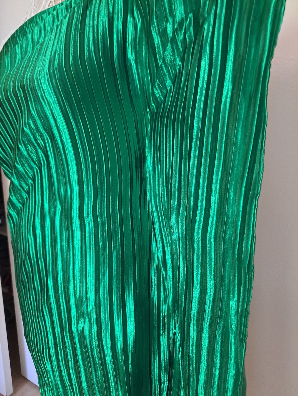 GUAPA Mini Dress  Green  Metallic One-Shoulder Pleated Skirt - Picture 7 of 12
